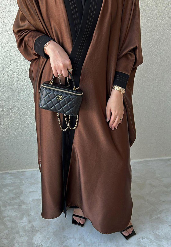 بالصور: إليكم أجمل موديلات عبايات بألوان شتوية موضة 2022 صورة رقم 1 بالصور: إليكم أجمل موديلات عبايات بألوان شتوية موضة 2022 صورة رقم 1