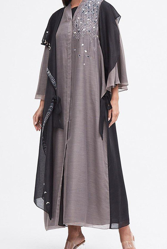 بالصور: إليكم أجمل موديلات عبايات بألوان شتوية موضة 2022 صورة رقم 2 بالصور: إليكم أجمل موديلات عبايات بألوان شتوية موضة 2022 صورة رقم 2