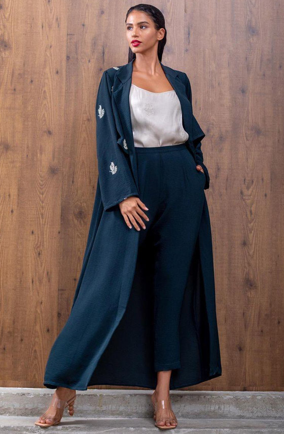 بالصور: إليكم أجمل موديلات عبايات بألوان شتوية موضة 2022 صورة رقم 5 بالصور: إليكم أجمل موديلات عبايات بألوان شتوية موضة 2022 صورة رقم 5