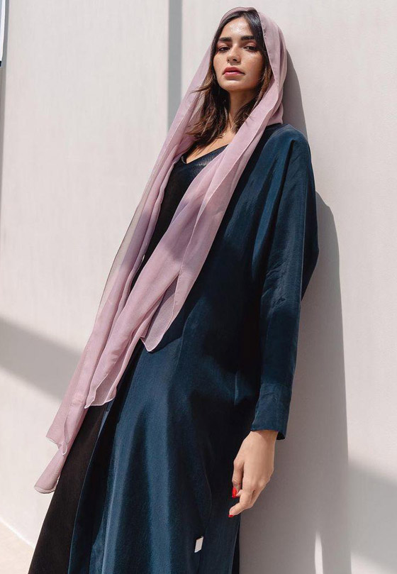 بالصور: إليكم أجمل موديلات عبايات بألوان شتوية موضة 2022 صورة رقم 12 بالصور: إليكم أجمل موديلات عبايات بألوان شتوية موضة 2022 صورة رقم 12