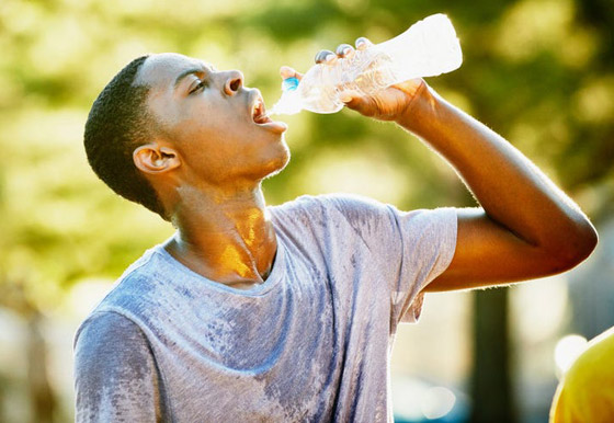 من بينها رائحة الفم الكريهة والجوع.. 8 علامات تدل على الإصابة بالجفاف صورة رقم 6