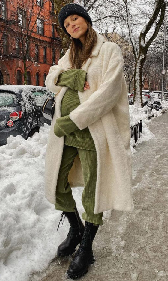 أفكار تساعدك على تنسيق المعطف خلال فترة الحمل في شتاء 2022 صورة رقم 5