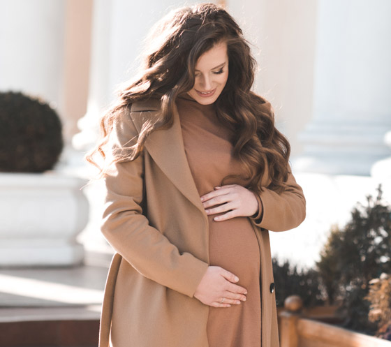 أفكار تساعدك على تنسيق المعطف خلال فترة الحمل في شتاء 2022 صورة رقم 6