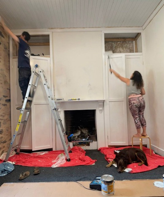 زوجان يحولان كوخاً قديماً إلى منزل أحلامهما صورة رقم 3