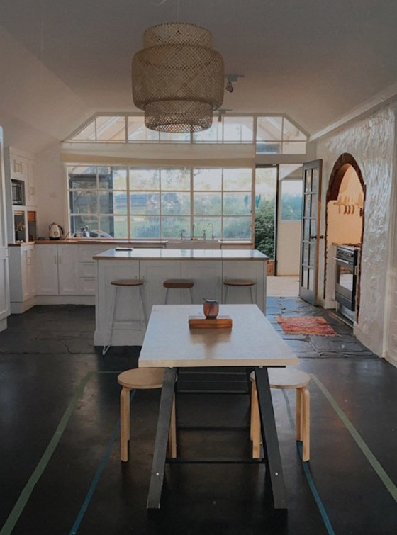 زوجان يحولان كوخاً قديماً إلى منزل أحلامهما صورة رقم 6