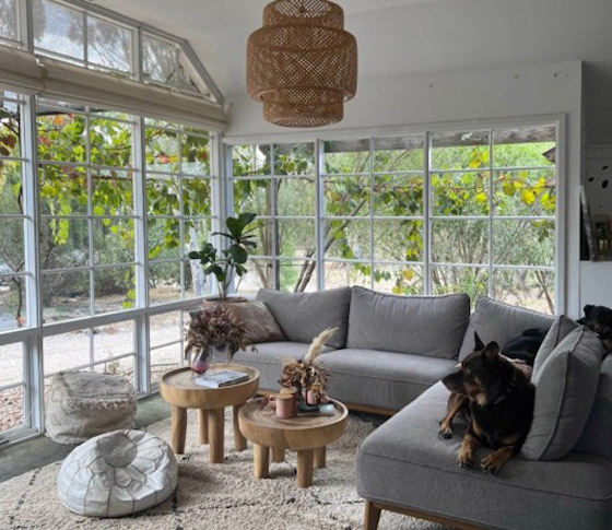 زوجان يحولان كوخاً قديماً إلى منزل أحلامهما صورة رقم 1