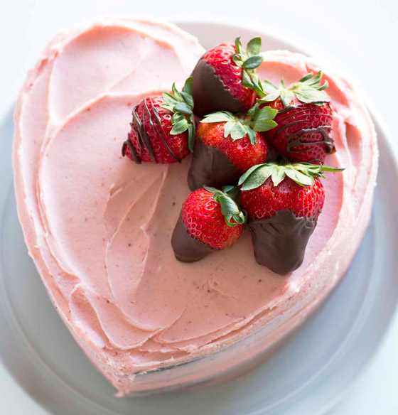 بتكاليف بسيطة وخطوات سهلة.. وصفة كيك عيد الحب بالفراولة والكريمة صورة رقم 7 بتكاليف بسيطة وخطوات سهلة.. وصفة كيك عيد الحب بالفراولة والكريمة صورة رقم 7