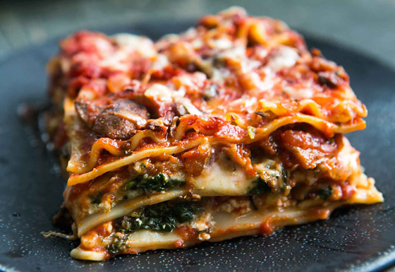 إليكم طريقة تحضير اللازانيا بالنقانق والفطر الأشهى على الإطلاق صورة رقم 4 إليكم طريقة تحضير اللازانيا بالنقانق والفطر الأشهى على الإطلاق صورة رقم 4