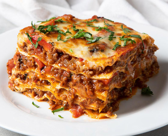 إليكم طريقة تحضير اللازانيا بالنقانق والفطر الأشهى على الإطلاق صورة رقم 6 إليكم طريقة تحضير اللازانيا بالنقانق والفطر الأشهى على الإطلاق صورة رقم 6