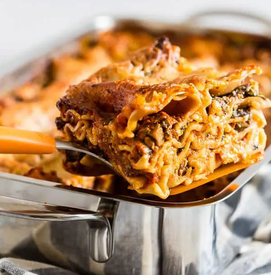 إليكم طريقة تحضير اللازانيا بالنقانق والفطر الأشهى على الإطلاق صورة رقم 8 إليكم طريقة تحضير اللازانيا بالنقانق والفطر الأشهى على الإطلاق صورة رقم 8