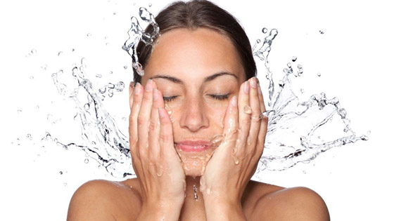 دليلك الكامل لغسل وجهك وفقاً لنوع بشرتك صورة رقم 1
