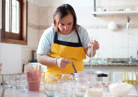 بمكونات بسيطة وخطوات سهلة.. إليكم طريقة صنع الشموع المعطرة بالمنزل صورة رقم 4