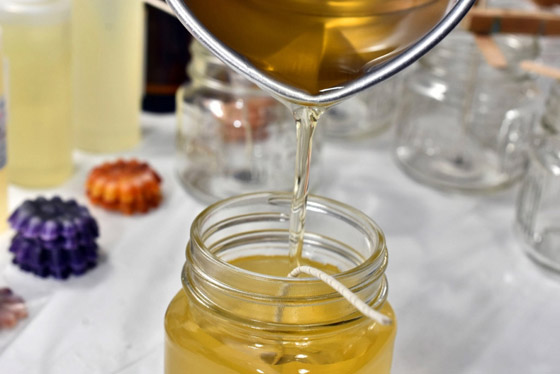 بمكونات بسيطة وخطوات سهلة.. إليكم طريقة صنع الشموع المعطرة بالمنزل صورة رقم 2