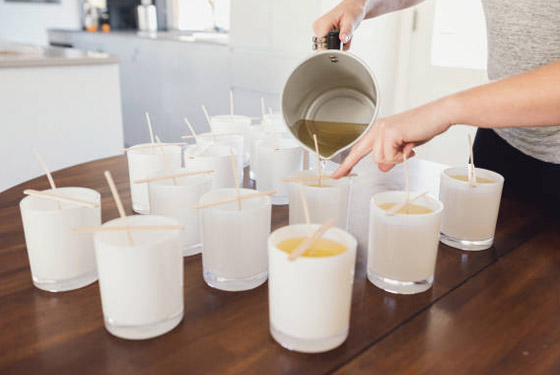 بمكونات بسيطة وخطوات سهلة.. إليكم طريقة صنع الشموع المعطرة بالمنزل صورة رقم 10