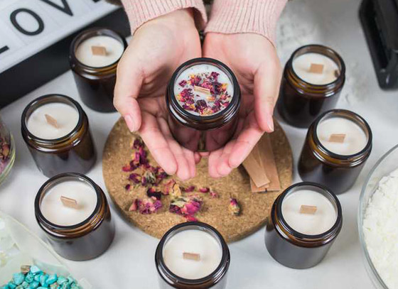 بمكونات بسيطة وخطوات سهلة.. إليكم طريقة صنع الشموع المعطرة بالمنزل صورة رقم 11