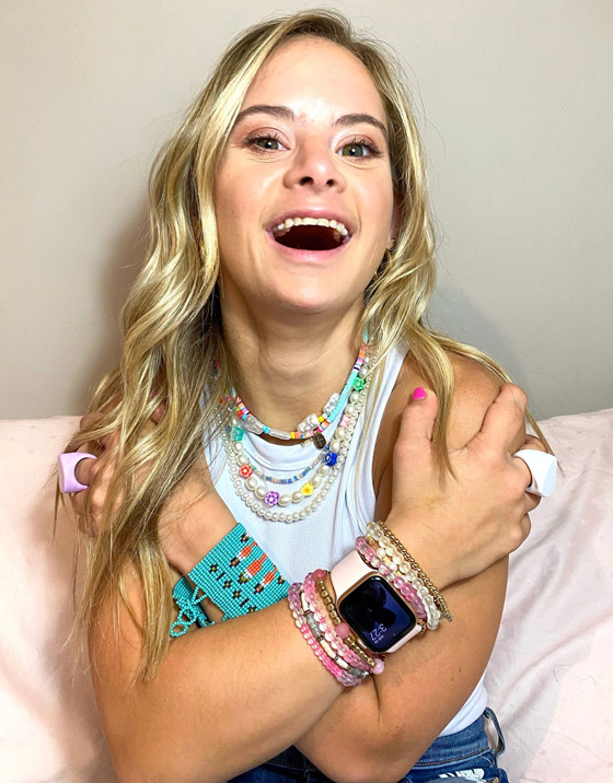 صور: فيكتوريا سيكرت تضم أول عارضة أزياء مصابة بمتلازمة داون صورة رقم 3