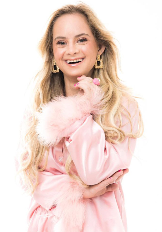 صور: فيكتوريا سيكرت تضم أول عارضة أزياء مصابة بمتلازمة داون صورة رقم 4