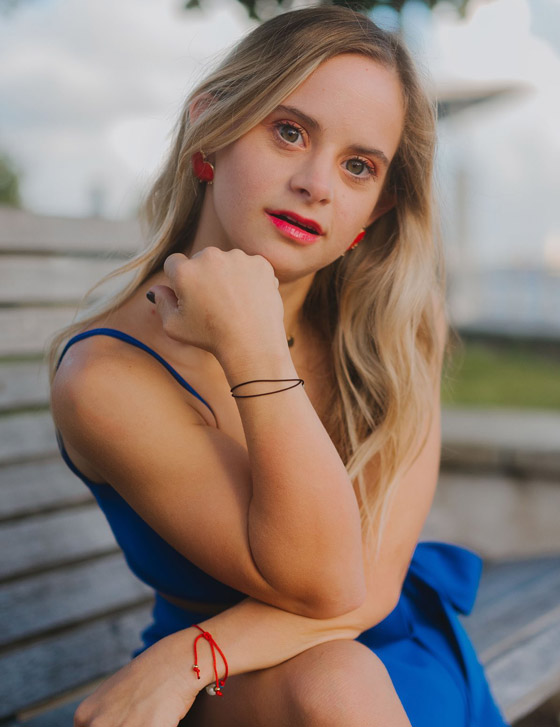 صور: فيكتوريا سيكرت تضم أول عارضة أزياء مصابة بمتلازمة داون صورة رقم 5