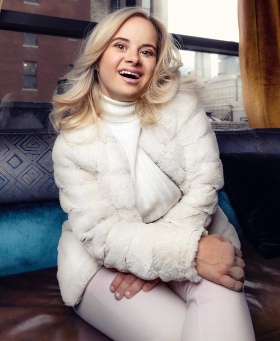 صور: فيكتوريا سيكرت تضم أول عارضة أزياء مصابة بمتلازمة داون صورة رقم 16