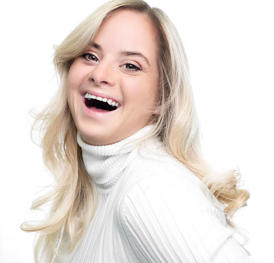 صور: فيكتوريا سيكرت تضم أول عارضة أزياء مصابة بمتلازمة داون صورة رقم 18