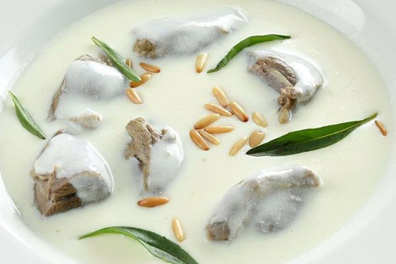 إليكم طريقة تحضير شاكرية باللحم (لبن إمو).. وصفة رائعة لفصل الشتاء صورة رقم 1