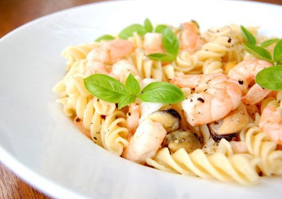 إليكم طريقة تحضير سلطة المعكرونة بالجمبري اللذيذة للرجيم صورة رقم 1