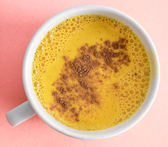 يكافح السرطان ويقوِي المناعة.. فوائد صحية لمشروب الكركم 