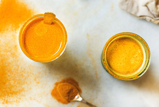 يكافح السرطان ويقوِي المناعة.. فوائد صحية لمشروب الكركم 