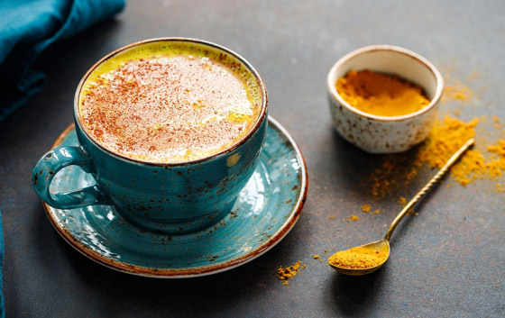 يكافح السرطان ويقوِي المناعة.. فوائد صحية لمشروب الكركم 