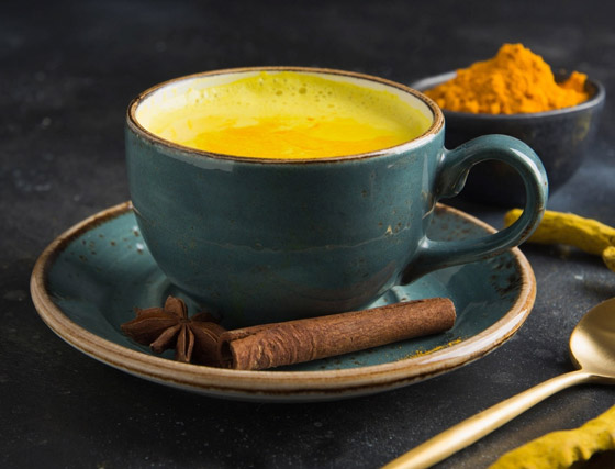 يكافح السرطان ويقوِي المناعة.. فوائد صحية لمشروب الكركم 