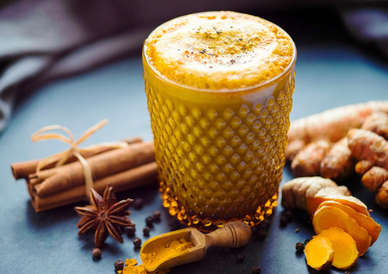 يكافح السرطان ويقوِي المناعة.. فوائد صحية لمشروب الكركم 