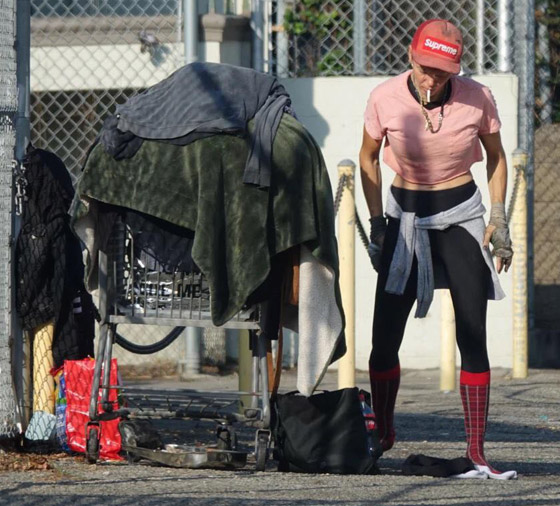 صور: عارضة أزياء شهيرة متشردة في الشوارع بسبب المخدرات وتأكل الطعام من القمامة! صورة رقم 22 صور: عارضة أزياء شهيرة متشردة في الشوارع بسبب المخدرات وتأكل الطعام من القمامة! صورة رقم 22