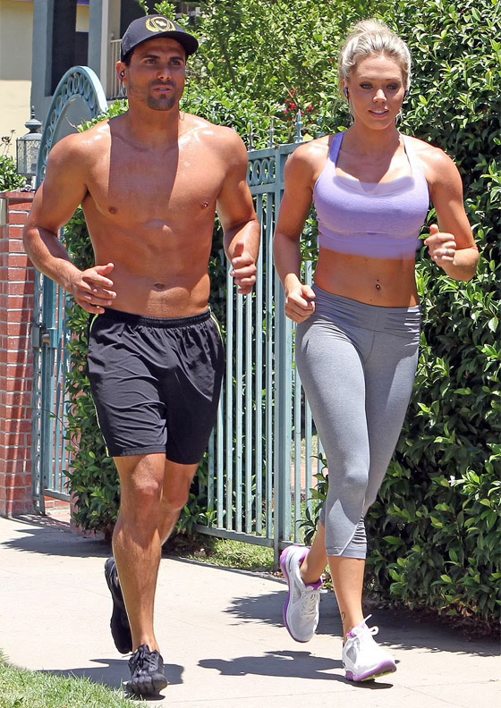 صور: عارضة أزياء شهيرة متشردة في الشوارع بسبب المخدرات وتأكل الطعام من القمامة! صورة رقم 26 صور: عارضة أزياء شهيرة متشردة في الشوارع بسبب المخدرات وتأكل الطعام من القمامة! صورة رقم 26