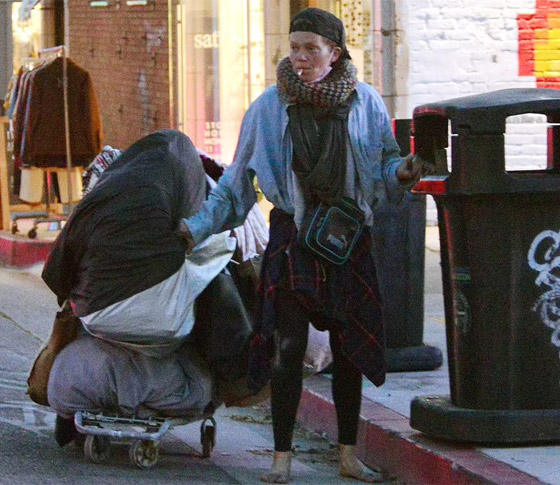 صور: عارضة أزياء شهيرة متشردة في الشوارع بسبب المخدرات وتأكل الطعام من القمامة! صورة رقم 9 صور: عارضة أزياء شهيرة متشردة في الشوارع بسبب المخدرات وتأكل الطعام من القمامة! صورة رقم 9