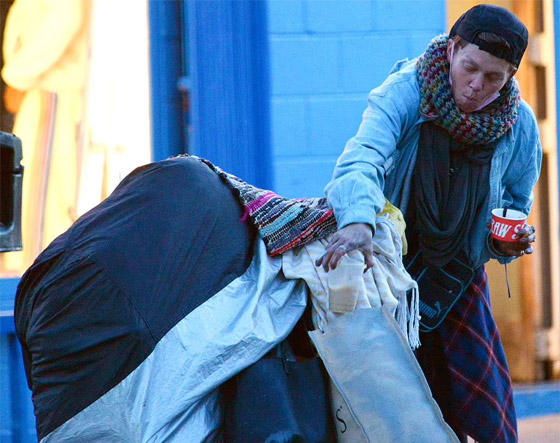 صور: عارضة أزياء شهيرة متشردة في الشوارع بسبب المخدرات وتأكل الطعام من القمامة! صورة رقم 10 صور: عارضة أزياء شهيرة متشردة في الشوارع بسبب المخدرات وتأكل الطعام من القمامة! صورة رقم 10