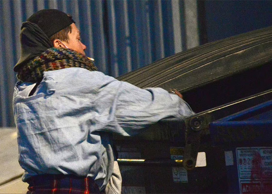 صور: عارضة أزياء شهيرة متشردة في الشوارع بسبب المخدرات وتأكل الطعام من القمامة! صورة رقم 18 صور: عارضة أزياء شهيرة متشردة في الشوارع بسبب المخدرات وتأكل الطعام من القمامة! صورة رقم 18