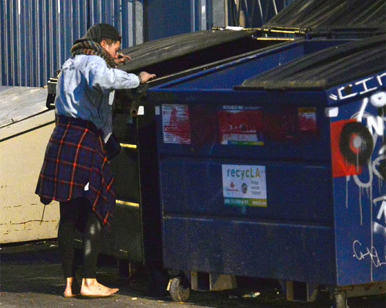 صور: عارضة أزياء شهيرة متشردة في الشوارع بسبب المخدرات وتأكل الطعام من القمامة! صورة رقم 1 صور: عارضة أزياء شهيرة متشردة في الشوارع بسبب المخدرات وتأكل الطعام من القمامة! صورة رقم 1