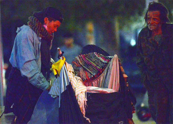 صور: عارضة أزياء شهيرة متشردة في الشوارع بسبب المخدرات وتأكل الطعام من القمامة! صورة رقم 21 صور: عارضة أزياء شهيرة متشردة في الشوارع بسبب المخدرات وتأكل الطعام من القمامة! صورة رقم 21