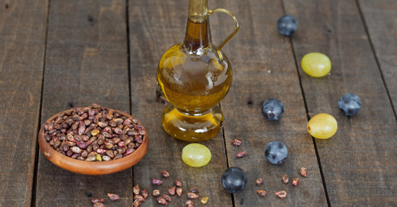 5 استخدامات مُذهلة لزيت بذور العنب للشعر صورة رقم 5