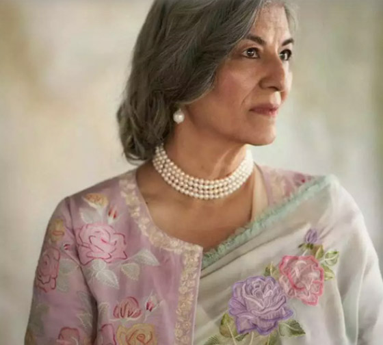 ستينية تكسر حاجز العمر وتتحول إلى عارضة شهيرة صورة رقم 1