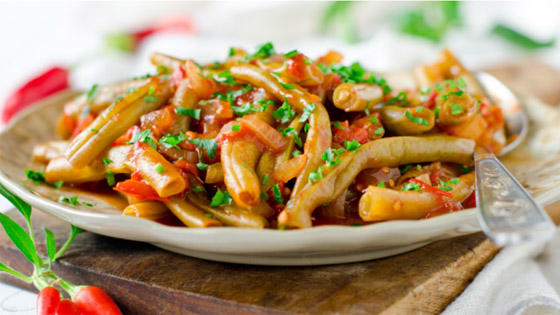 إليكم طريقة تحضير لوبيا بزيت.. غداء نباتي طيب مناسب للصيام صورة رقم 4