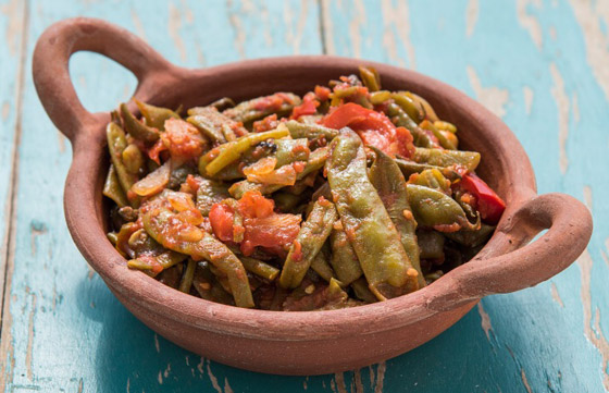 إليكم طريقة تحضير لوبيا بزيت.. غداء نباتي طيب مناسب للصيام صورة رقم 5