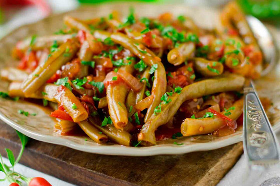 إليكم طريقة تحضير لوبيا بزيت.. غداء نباتي طيب مناسب للصيام صورة رقم 7