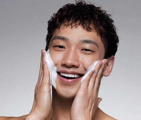 ليست حكرا على النساء! نصائح لتنظيف البشرة يحتاج كل رجل إلى معرفتها صورة رقم 8