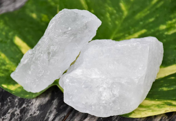 لعلاج حب الشباب والرؤوس السوداء.. تعرفوا إلى فوائد الشبة المختلفة صورة رقم 2