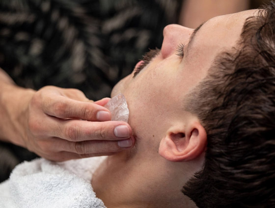 لعلاج حب الشباب والرؤوس السوداء.. تعرفوا إلى فوائد الشبة المختلفة صورة رقم 5