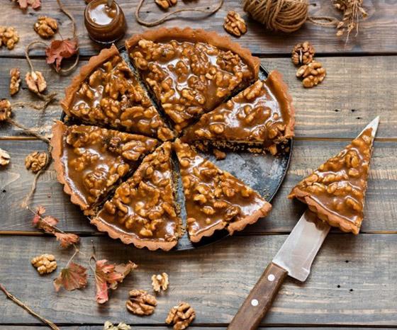 إليكم طريقة تحضير فطيرة القرفة والجوز اللذيذة والمميزة صورة رقم 1