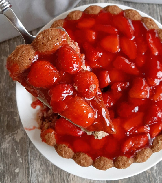 إليكم طريقة تحضير كيك الموز بصلصة الفريز.. حلوى صيامي لذيذة صورة رقم 1 إليكم طريقة تحضير كيك الموز بصلصة الفريز.. حلوى صيامي لذيذة صورة رقم 1