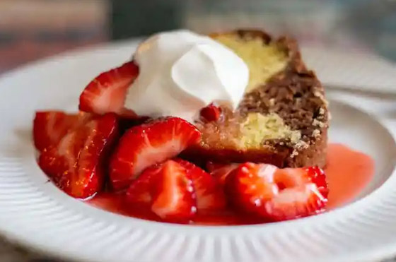 إليكم طريقة تحضير كيك الموز بصلصة الفريز.. حلوى صيامي لذيذة صورة رقم 3 إليكم طريقة تحضير كيك الموز بصلصة الفريز.. حلوى صيامي لذيذة صورة رقم 3