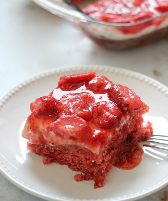 إليكم طريقة تحضير كيك الموز بصلصة الفريز.. حلوى صيامي لذيذة صورة رقم 4 إليكم طريقة تحضير كيك الموز بصلصة الفريز.. حلوى صيامي لذيذة صورة رقم 4